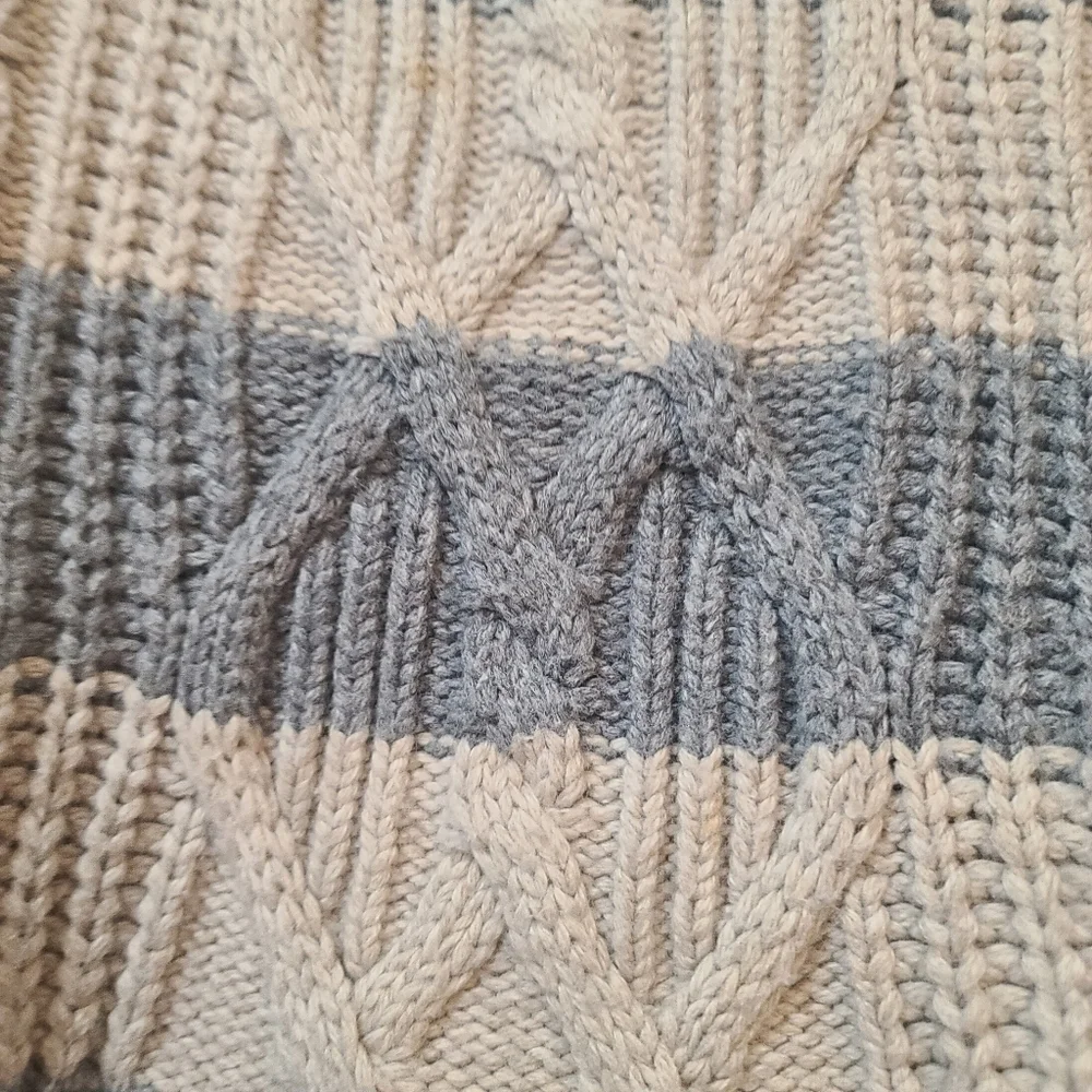 The Gap kids turtleneck cable knit sweater child size 6 to 7